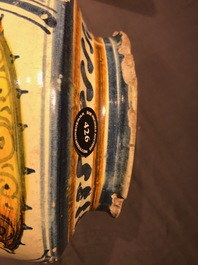 Een grote albarello met wapendecor in Italiaanse majolica, Deruta, 17e eeuw