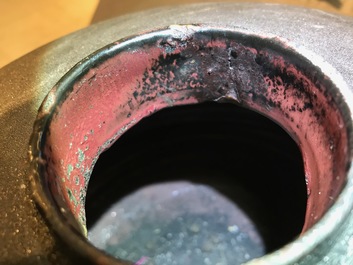 Un vase moderniste de forme cylindrique &agrave; d&eacute;cor en relief, Perignem, 2&egrave;me moiti&eacute; du 20&egrave;me