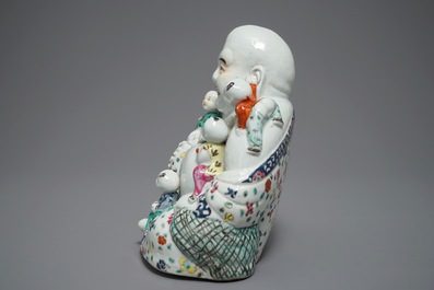 Een grote Chinese famille rose figuur van Boeddha, 19/20e eeuw