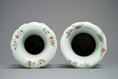 Une paire de vases en porcelaine de Chine famille rose &agrave; d&eacute;cor de figures, 19&egrave;me