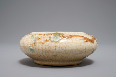 Un lave-pinceaux en porcelaine de Chine monochrome craquel&eacute;e &agrave; d&eacute;cor appliqu&eacute;, 19&egrave;me