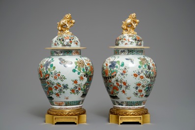 Une paire de vases couverts en porcelaine de style famille verte, Samson, Paris, 19&egrave;me