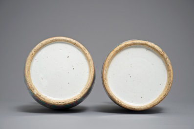 Une paire de vases en porcelaine de Chine famille rose &agrave; d&eacute;cor de figures, 19&egrave;me