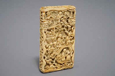 A Chinese ivory card case and a cinnabar lacquer box and cover, Qianlong mark, 19th C.