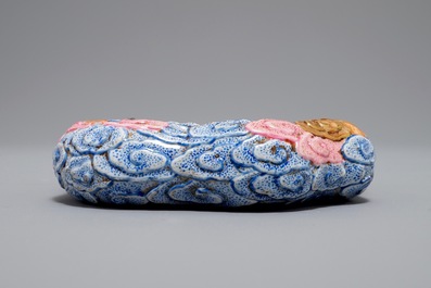 A Chinese famille rose brush washer with moulded design of bats, 20th C.