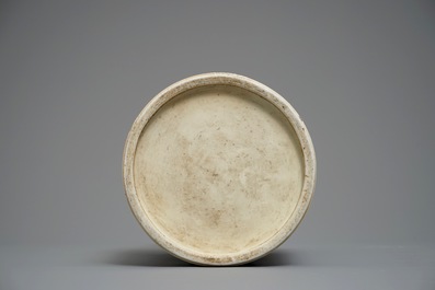 A Chinese famille rose Yongzheng-style rouleau vase, 19/20th C.