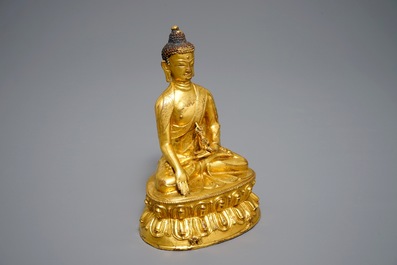 Een Tibetaanse verguld bronzen figuur van Boeddha met Vajra, 19e eeuw