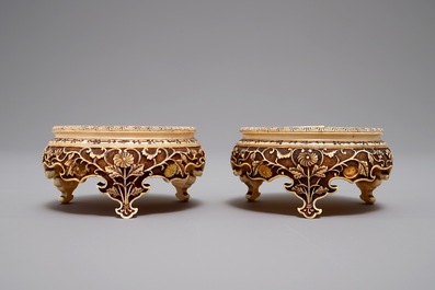 Une paire de socles en ivoire sculpt&eacute;, Japon, Meiji, 19&egrave;me