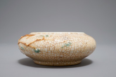 Un lave-pinceaux en porcelaine de Chine monochrome craquel&eacute;e &agrave; d&eacute;cor appliqu&eacute;, 19&egrave;me
