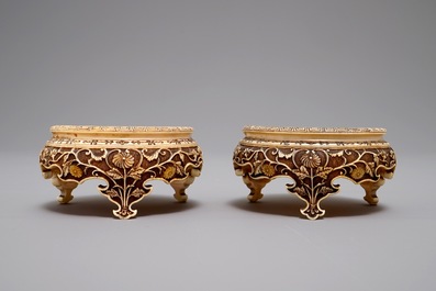 Une paire de socles en ivoire sculpt&eacute;, Japon, Meiji, 19&egrave;me