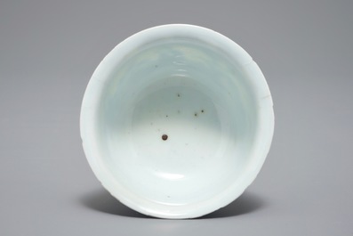 Een Chinese blauwwitte kom op voet, Ming, Chongzhen