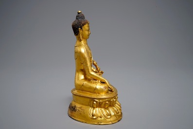 Een Tibetaanse verguld bronzen figuur van Boeddha met Vajra, 19e eeuw