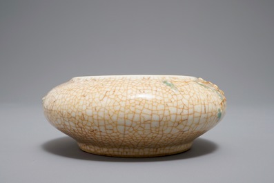 Un lave-pinceaux en porcelaine de Chine monochrome craquel&eacute;e &agrave; d&eacute;cor appliqu&eacute;, 19&egrave;me