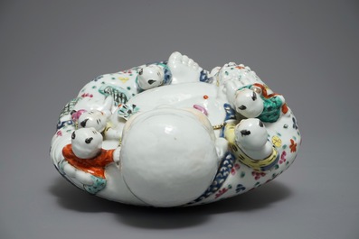 Een grote Chinese famille rose figuur van Boeddha, 19/20e eeuw