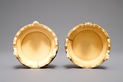 Une paire de socles en ivoire sculpt&eacute;, Japon, Meiji, 19&egrave;me