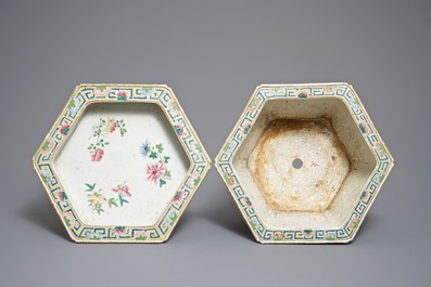 A Chinese famille rose Wu Shuang Pu jardini&egrave;re on stand, 19th C.