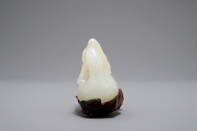 Un groupe en jade sculpt&eacute; figurant deux canards mandarin sur feuille de lotus, 19&egrave;me