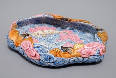 A Chinese famille rose brush washer with moulded design of bats, 20th C.