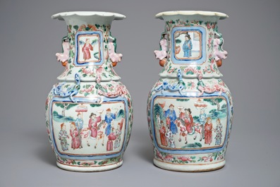 Une paire de vases en porcelaine de Chine famille rose &agrave; d&eacute;cor de figures, 19&egrave;me