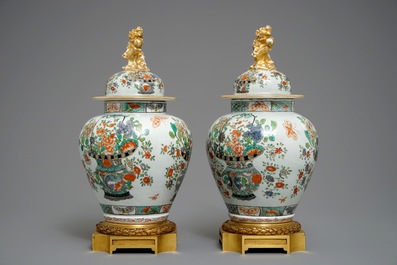 Une paire de vases couverts en porcelaine de style famille verte, Samson, Paris, 19&egrave;me