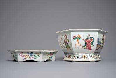 A Chinese famille rose Wu Shuang Pu jardini&egrave;re on stand, 19th C.