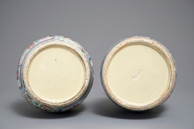 Une paire de vases en porcelaine de Chine famille rose &agrave; d&eacute;cor de figures, 19&egrave;me