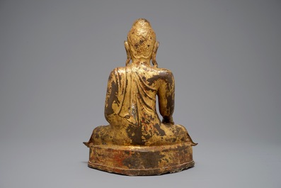 Un grand Bouddha de style Mandalay en bronze laqu&eacute;, dor&eacute; et incrust&eacute;, Birmanie, 19&egrave;me