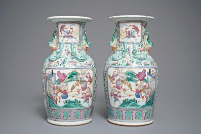 Une paire de vases en porcelaine de Chine famille rose &agrave; d&eacute;cor de figures, 19&egrave;me