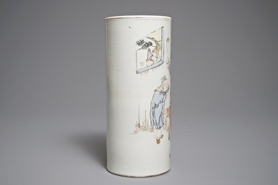 A Chinese qianjiang cai hat stand, 19/20th C.