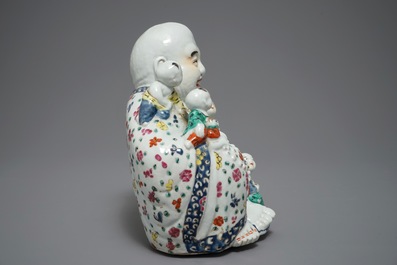 Een grote Chinese famille rose figuur van Boeddha, 19/20e eeuw