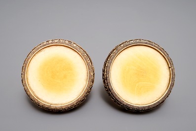 Une paire de socles en ivoire sculpt&eacute;, Japon, Meiji, 19&egrave;me