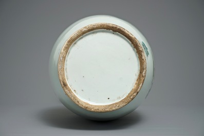 Un vase en porcelaine de Chine famille rose &agrave; double d&eacute;cor, 19/20&egrave;me