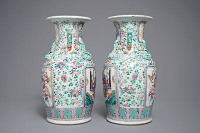Une paire de vases en porcelaine de Chine famille rose &agrave; d&eacute;cor de figures, 19&egrave;me