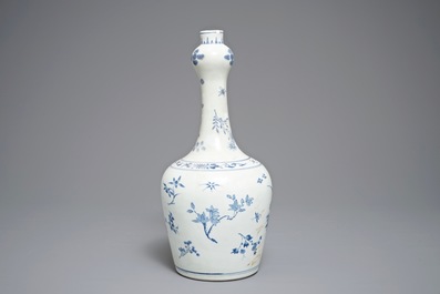 A Chinese blue and white bottle vase with floral design, Hatcher cargo, Transitional period