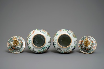 Une paire de vases couverts en porcelaine de style famille verte, Samson, Paris, 19&egrave;me