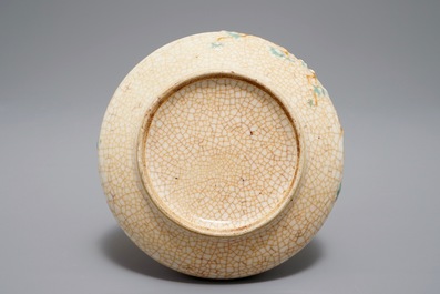 Un lave-pinceaux en porcelaine de Chine monochrome craquel&eacute;e &agrave; d&eacute;cor appliqu&eacute;, 19&egrave;me