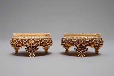 Une paire de socles en ivoire sculpt&eacute;, Japon, Meiji, 19&egrave;me