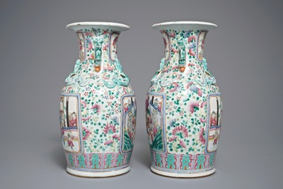 Une paire de vases en porcelaine de Chine famille rose &agrave; d&eacute;cor de figures, 19&egrave;me