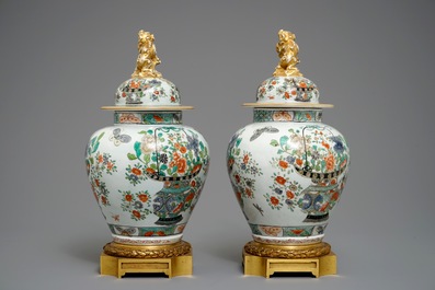 Une paire de vases couverts en porcelaine de style famille verte, Samson, Paris, 19&egrave;me