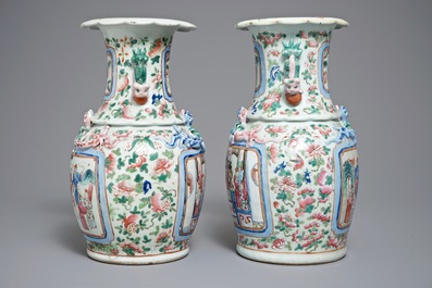 Une paire de vases en porcelaine de Chine famille rose &agrave; d&eacute;cor de figures, 19&egrave;me