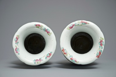Une paire de vases en porcelaine de Chine famille rose &agrave; d&eacute;cor de figures, 19&egrave;me