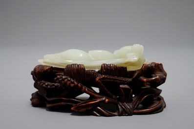 Een Chinees snijstuk in celadon jade van een dame op lotusblad, Qing