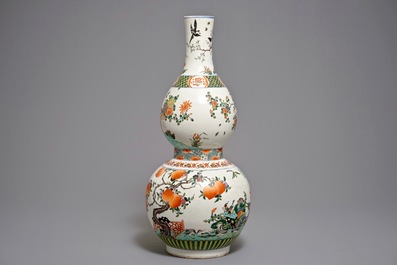 Grand vase famille verte de forme triple gourde, inscription Kangxi, 20&egrave;me