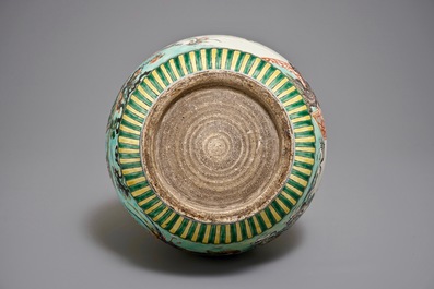 Grand vase famille verte de forme triple gourde, inscription Kangxi, 20&egrave;me