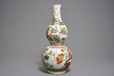 Grand vase famille verte de forme triple gourde, inscription Kangxi, 20&egrave;me
