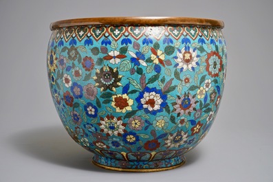 Une grande jardini&egrave;re &agrave; d&eacute;cor de lotus et pivoines en cloisonn&eacute;, Chine, 19&egrave;me