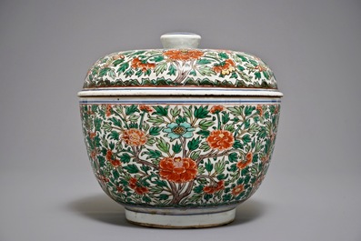 Een grote ronde Chinese wucai dekseldoos met floraal decor, Kangxi