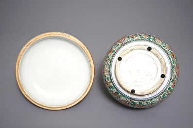 Een grote ronde Chinese wucai dekseldoos met floraal decor, Kangxi