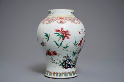 Een Chinese famille rose vaas met floraal decor, Qianlong merk, 18/19e eeuw