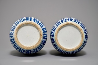 Une paire de vases en porcelaine de Chine bleu et blanc, 19&egrave;me